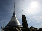  Horský hotel Ještěd leží ve výšce 1012 metrů nad mořem a otevřen byl v roce 1973. Jeho autorem je liberecký architekt Karel Hubáček, který za ni dostal několik mezinárodních ocenění.  