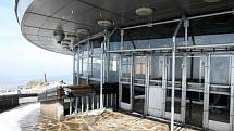  Horský hotel Ještěd leží ve výšce 1012 metrů nad mořem a otevřen byl v roce 1973. Jeho autorem je liberecký architekt Karel Hubáček, který za ni dostal několik mezinárodních ocenění.  