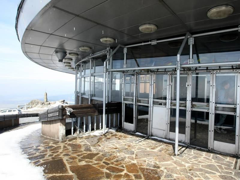  Horský hotel Ještěd leží ve výšce 1012 metrů nad mořem a otevřen byl v roce 1973. Jeho autorem je liberecký architekt Karel Hubáček, který za ni dostal několik mezinárodních ocenění.  