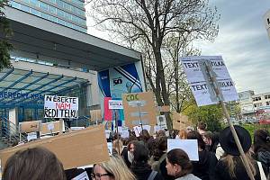 Protest studentů proti plánu Libereckého kraje posílit všeobecné vzdělávání na středních školách a kapacitu technického lycea, který se dotkne i liberecké textilky.
