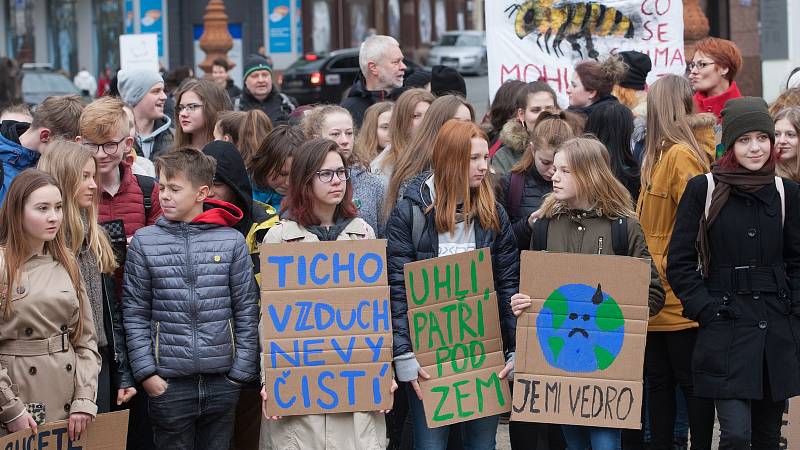 Dne 15.3. proběhla na náměstí Dr. E. Beneše stávka studentů na podporu boje za životní prostředí.