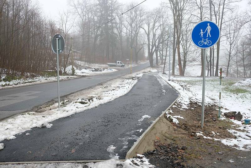 Nová stezka pro cyklisty a pěší ve Frýdlantu spojuje končící chodník v Bělíkově ulici s cyklostezkou v ulici Zámecké. Je dlouhá 693 metrů a je koncipována jako smíšená stezka. Bude vyznačená svislým a vodorovným dopravním značením.