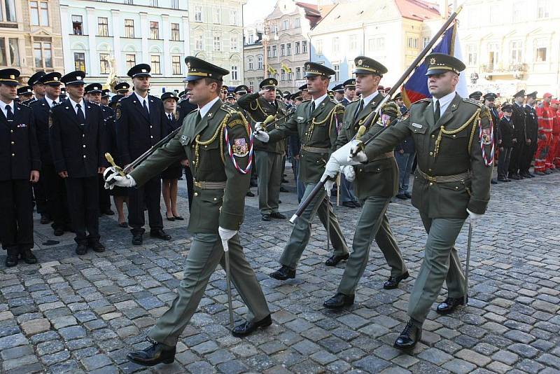 Na slavnostním nástupu na náměstí Dr. Edvarda Beneše byli pamětními listy, medailemi a kříži vyznamenáni vojáci, policicisté, hasiči profesionální a dobrovolní, zdravotníci a posádky letecké záchranné služby za obětavou práci a nasazení během povodní.