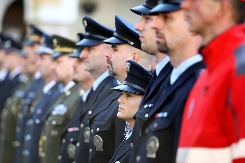 Na slavnostním nástupu na náměstí Dr. Edvarda Beneše byli pamětními listy, medailemi a kříži vyznamenáni vojáci, policicisté, hasiči profesionální a dobrovolní, zdravotníci a posádky letecké záchranné služby za obětavou práci a nasazení během povodní.