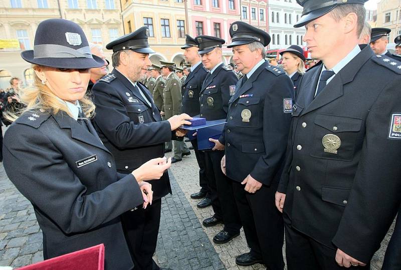 Na slavnostním nástupu na náměstí Dr. Edvarda Beneše byli pamětními listy, medailemi a kříži vyznamenáni vojáci, policicisté, hasiči profesionální a dobrovolní, zdravotníci a posádky letecké záchranné služby za obětavou práci a nasazení během povodní.