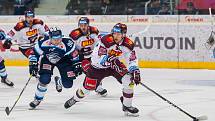 Druhý zápas předkola Generali play off Tipsport extraligy ledního hokeje se odehrál 7. března v liberecké Home Credit areně. Utkaly se celky Bílí Tygři Liberec a HC Sparta Praha. Na snímku zleva Tyler Redenbach a Tomáš Pavelka.