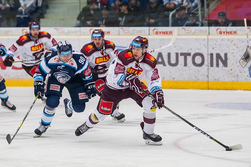 Druhý zápas předkola Generali play off Tipsport extraligy ledního hokeje se odehrál 7. března v liberecké Home Credit areně. Utkaly se celky Bílí Tygři Liberec a HC Sparta Praha. Na snímku zleva Tyler Redenbach a Tomáš Pavelka.