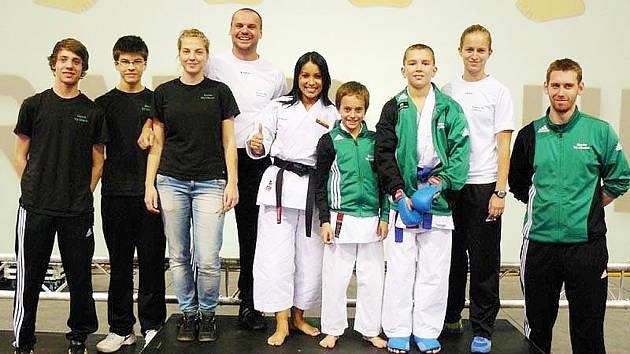 SLOVAKIA KARATE OPEN. Zleva: Filip Dittrich, Ondřej Blín, Jana Knoblochová, trenér František Dittrich, mistryně světa Y. Sanchez, Tomáš Dittrich, František Chudoba, trenéři Tereza Matějková a Martin Rethy.