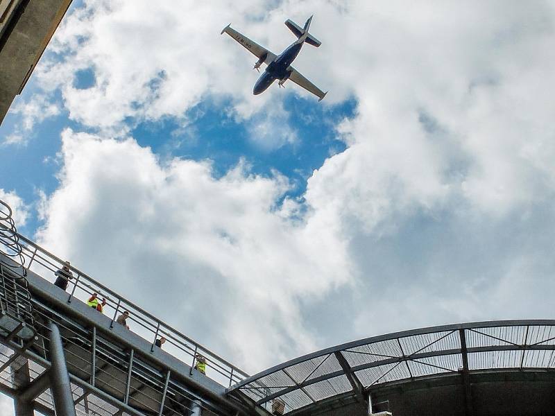 Nad Libercem kroužil čtrnáctimetrový letoun. Zaměřoval heliport.