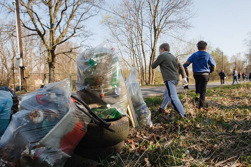 Úklid odpadků v Dolní Řasnici na Liberecku v rámci celorepublikové akce Ukliďme Česko