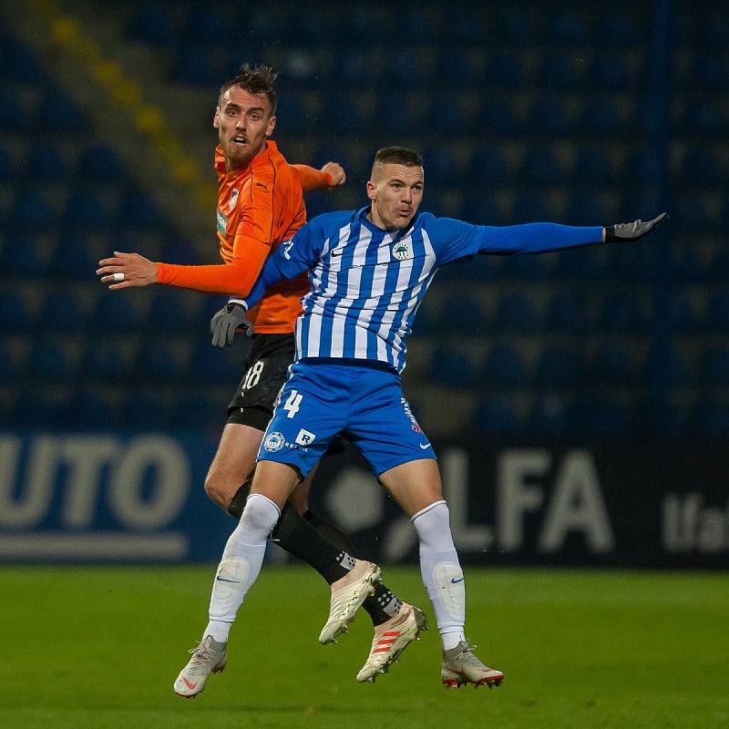 Zápas 16. kola první fotbalové ligy mezi týmy FC Slovan Liberec a FC Viktoria Plzeň se odehrál 23. listopadu na stadionu U Nisy v Liberci. Na snímku zleva Tomáš Chorý a Ondřej Karafiát.