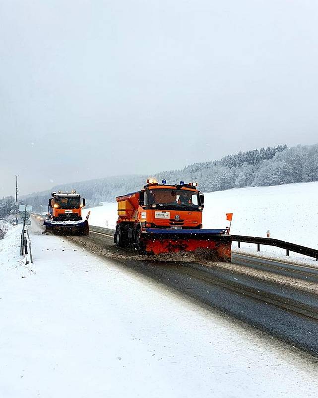 O 2122 km silnic v Libereckém kraji rozdělených do 59 okruhů se letos za společnost Silnice LK stará 150 řidičů, 35 dispečerů, 74 sypačů, 36 traktorů, několik fréz a další speciální stroje.