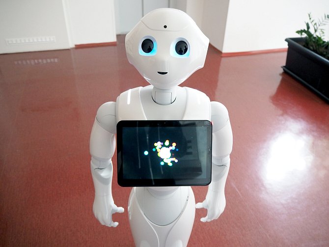 Humanoidního robota Peppera od japonské společnosti SoftBank Robotics s chováním podobným člověku pořídila Fakulta mechatroniky, informatiky a mezioborových studií TUL (FM) začátkem tohoto roku.