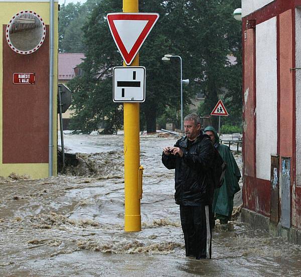 Velká voda v Chrastavě na náměstí.