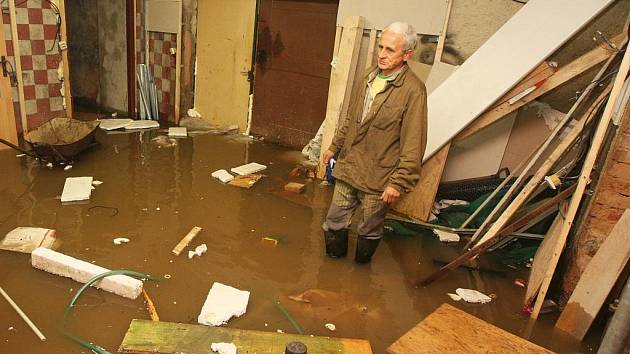 Také Miroslav Pabiška, který pomáhá svým potomkům při rekonstrukci domku, který letos v lednu koupili, ztratil téměř veškerý elán, když poslední voda opět nemilosrdně zaplavila nedokončenou stavbu.