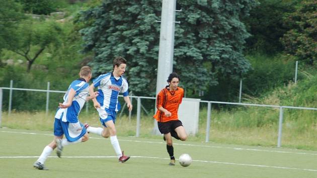 PLICHTA V DOUBÍ. Přestože hosté z Raspenavy hráli bez vyloučeného hráče, nakonec se radovali z remízy 3:3. Vpravo uniká raspenavský Gorol doubskému Suchému.