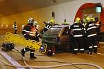 Požár dvou aut likvidovali hasiči v tunelu Radejčín na dálnici D8. Ale jen jako.