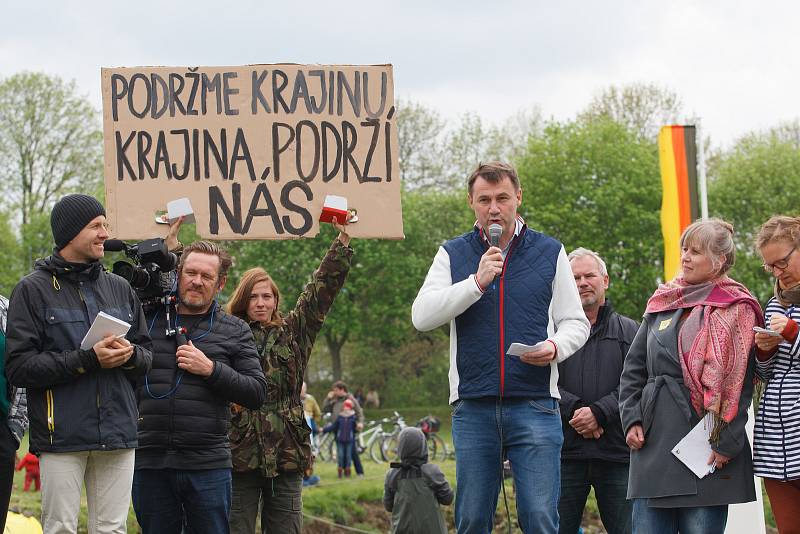 Živý řetěz proti rozšiřování dolu Turów na česko-polsko-německém Trojzemí.