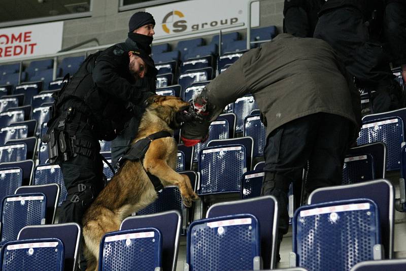 V liberecké Home Credit areně proběhlo cvičení střetu policistů s fanoušky.