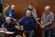 Šetření případu rozsáhlé výroby amfetaminu určeného pro švédský trh začalo 10. října u krajského soudu v Liberci. Na snímku vpravo je obžalovaný Richard Rákosník.