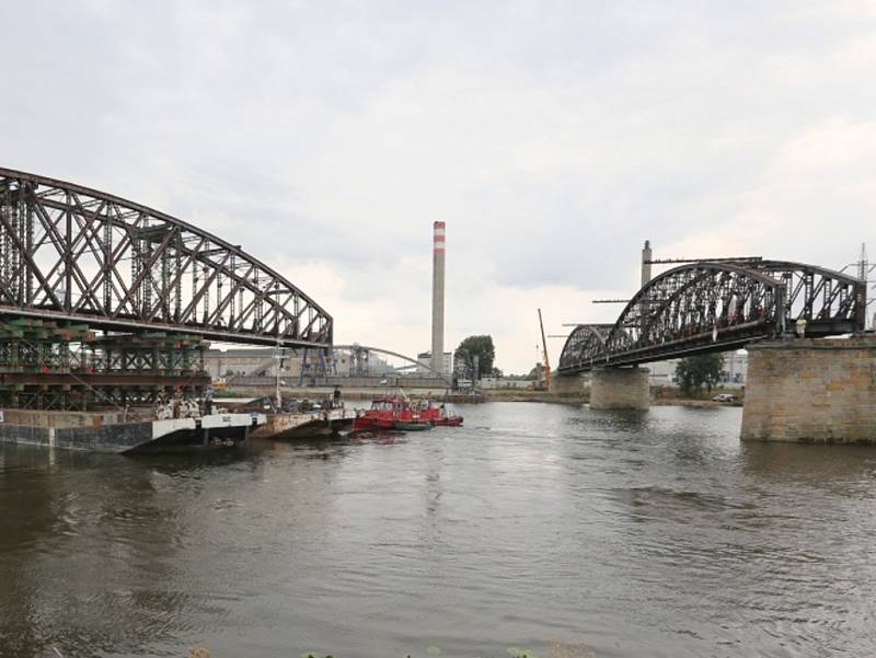 Snášení železničního mostu přes Labe na trati Lovosice – Žalhostice.