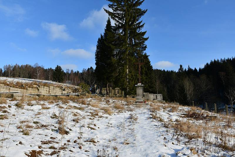 Zbytky hřbitova Loučné nad Nisou.