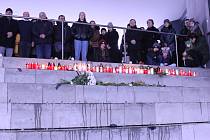 Technická univerzita v Liberci připravila pietní místo pro vzpomínky obětí tragické události na FF UK v Praze. V sobotu 23. prosince se uskutečnila společná vzpomínková akce.