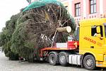 Stavění vánočního stromu na libereckém náměstí