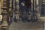 Autentický snímek zachycuje libereckou radnici v roce 1918 po obsazení armádou.