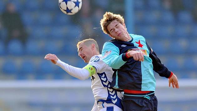 BOHUŽEL: SLAVIA NAHOŘE – LIBEREC DOLE. Zákostelský je nad Holeňákem.