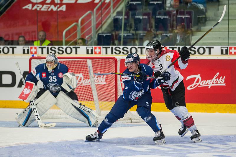 Utkání osmifinále hokejové Ligy mistrů se odehrálo 31. října v liberecké Home Credit areně. Utkaly se celky Bílí Tygři Liberec a Frölunda Indians. Na snímku zprava Carl Grundström, Jan Ordoš a brankář Roman Will.