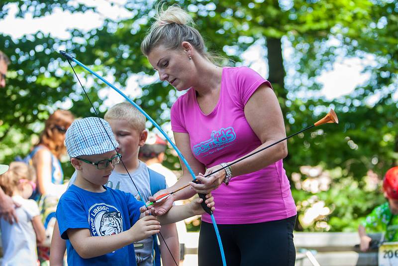 Léto na přehradě odstartovalo 5. srpna zábavným sportovním programem pro děti v ulici Zvolenská u vodní nádrže Harcov v Liberci.