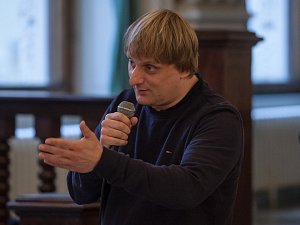 Autorské čtení a autogramiáda Lukáše Pavláska, herce a komika známého z pořadu Na stojáka, proběhlo 25. října v kavárně Pošta v Liberci.