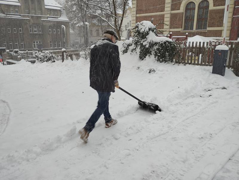 Město Liberec zasypal sníh, komplikuje dopravu.