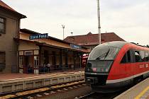 Prezentační jízda železničního dopravce Arriva na tratích v Libereckém kraji. Na snímku vlak Siemens Desiro zachycen před odjezdem ze stanice Stará Paka.