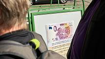 Fronta na eurobankovku v zoo.