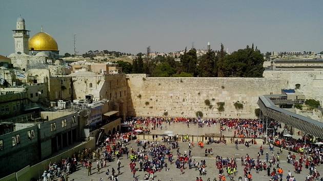 ZÁPADNÍ ZEĎ známá také jako Zeď nářků je pozůstatkem západní části vnější hradby, která ke konci období druhého jeruzalémského Chrámu obklopovala Chrámovou horu. Dnes je to nejposvátnější místo Židů s přísným bezpečnostním režimem. 