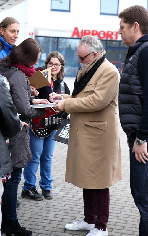 NAŠÍ REDAKTORCE HANĚ LANGROVÉ se podařilo setkat se na letišti s kytaristou Brianem Mayem a bubeníkem Rogerem Taylorem.