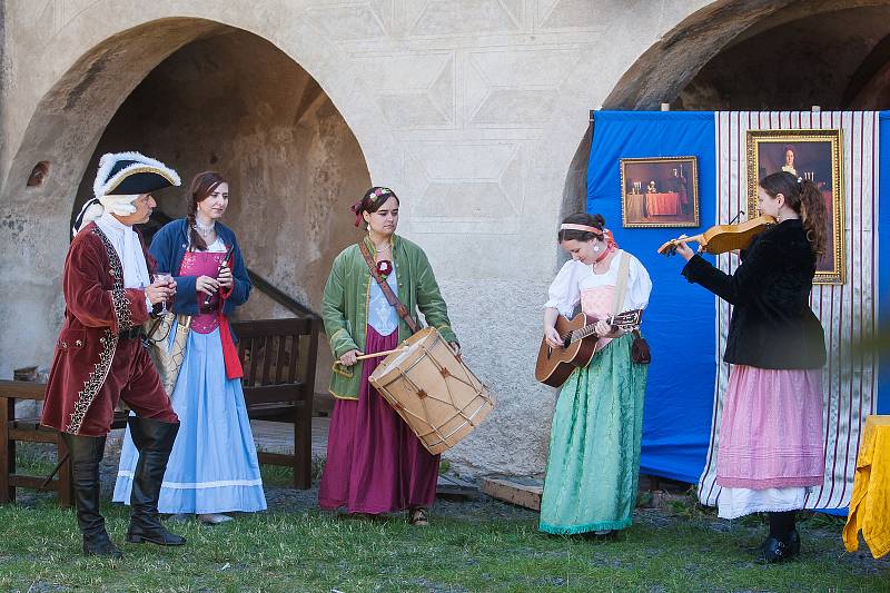Létohrádky, tradiční letní víkendový festival  na hradě Grabštejn. Pro návštěvníky byla připravena šermířská a taneční vystoupení a další zábava, 2018.