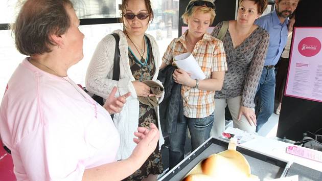 Poradkyně Marie Havelková (vlevo) podává informace o rakovině.