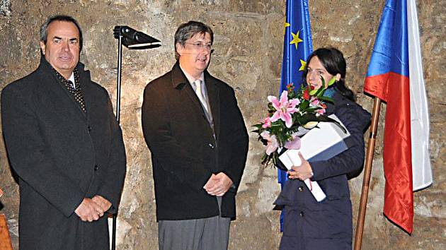 Starosta Českého Dubu Jiří Miler (uprostřed) při předávání ocenění v johanitské komendě. Přítomen byl i hejtman Stanislav Eichler, který letos zařadil PhDr. Tomáše Edela mezi Osobnosti kraje. Čestné občanství převzala dcera Tomáše Edela Markéta.