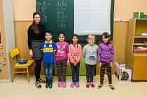 Prvňáci ze Základní školy Bulovka se fotili do projektu Naši prvňáci. Na snímku je s nimi třídní učitelka Vendula Brožová.