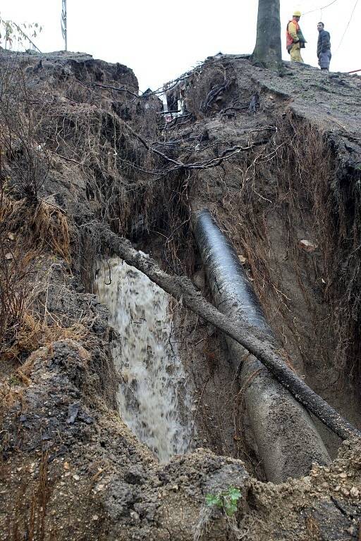 V liberecké Náchodské ulici, kde se provádějí zemní stavební úpravy prasklo vodovodní potrubí. Voda si našla cestu na parkoviště Krajského úřadu. Splavila několik desítek kubíků zeminy a písku z nedávno zkultivované stráně přilehlého parku. 