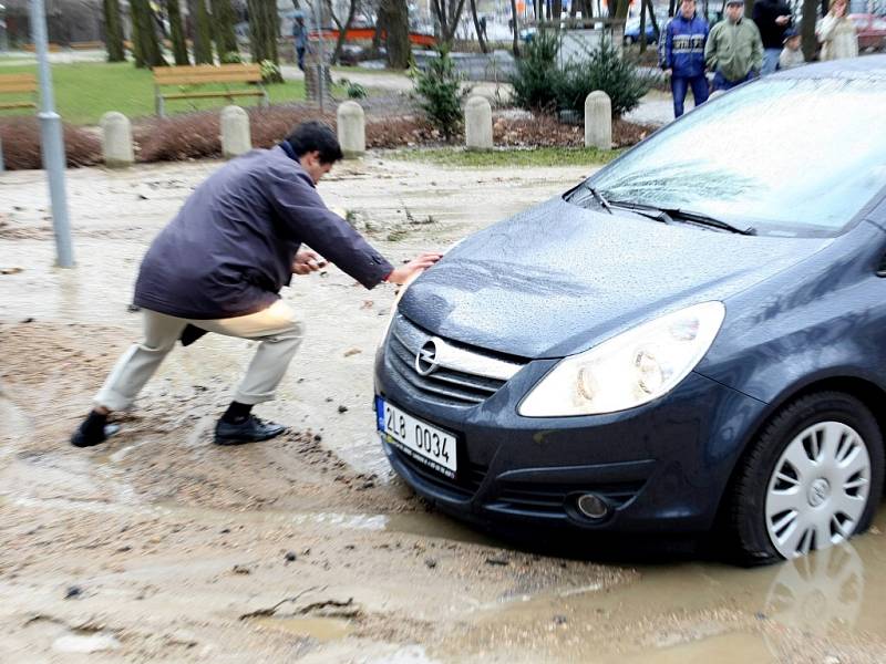 V liberecké Náchodské ulici, kde se provádějí zemní stavební úpravy prasklo vodovodní potrubí. Voda si našla cestu na parkoviště Krajského úřadu. Splavila několik desítek kubíků zeminy a písku z nedávno zkultivované stráně přilehlého parku. 