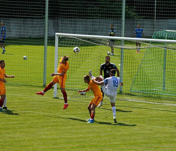 V pátém přípravném utkání remizovali liberečtí fotbalisté (v bílém) v Mnichově Hradišti s druholigovou pražskou Duklou 1:1.