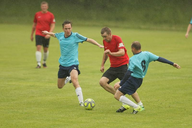 Dětřichov prohrál doma v přípravném fotbale s Ruprechticemi (v modrém) 2:3.