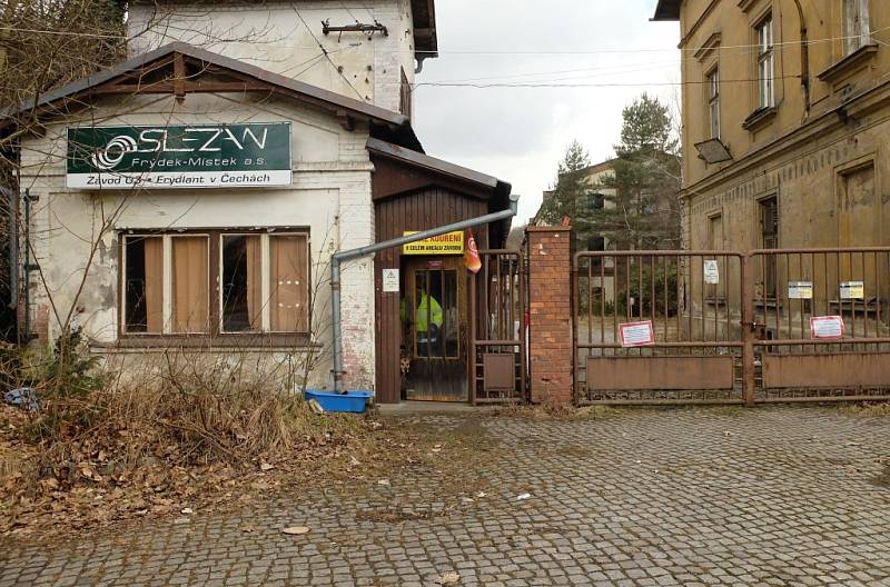 ARZEN, OLOVO, RTUŤ, KADMIUM areál bývalé továrny Slezan je podle průzkumu Státního zdravotního ústavu zasažen těžkými kovy. Město se ale myšlenky na průmyslovou zónu nevzdává.