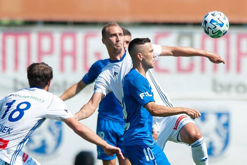 REMÍZA. Fotbalisté libereckého Slovanu uhráli plichtu 2:2 v Mladé Boleslavi. Na snímku v souboji liberecký Jakub Pešek (v popředí v modrém dresu).