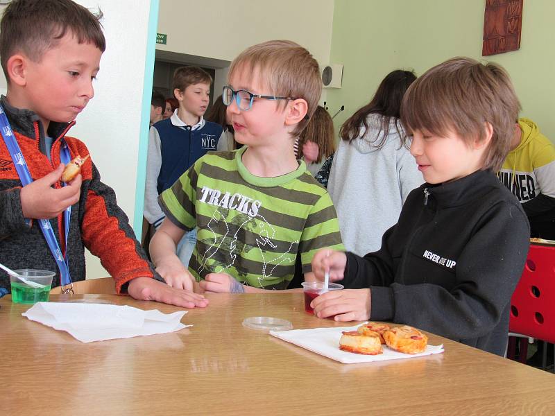 Děti ze ZŠ Lesní v Liberci pořádají Svačiny pro Ukrajinu. Nasbíraly tak už přes 20 tisíc korun.