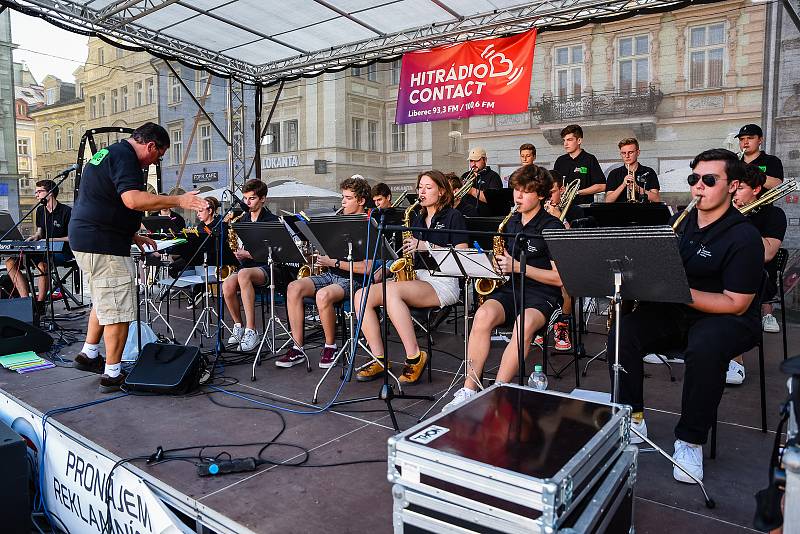 Pestrý program opět nabídne Léto na náměstí v Liberci. Zahájil ho koncert Big Bandu Jazz Tube z Augsburgu a Big Bandu ZUŠ Liberec.